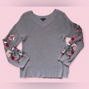 American Eagle Light Purple Embroidered Sleeve Floral V Neck Sweater Sz Medium